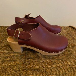 Bryr Clogs - Suzie Closed Toe Clog - Burgundy